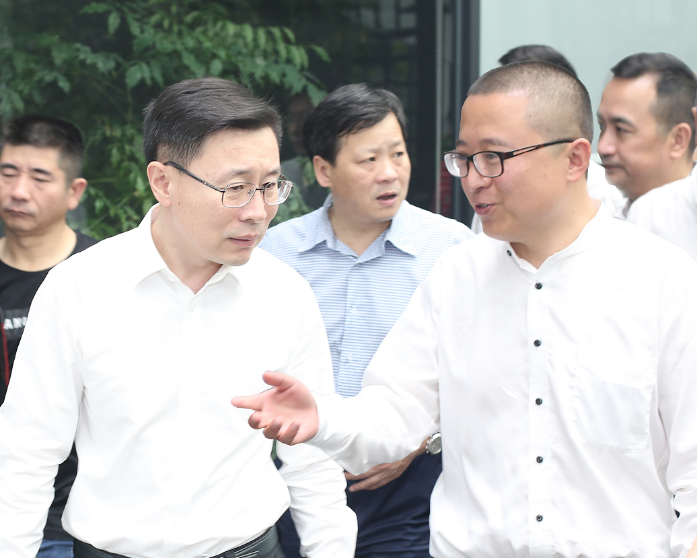 图1 杭州市委常委、宣传部部长戚哮虎（左）与好体育app下载董事长贾波（右）亲切交谈.png
